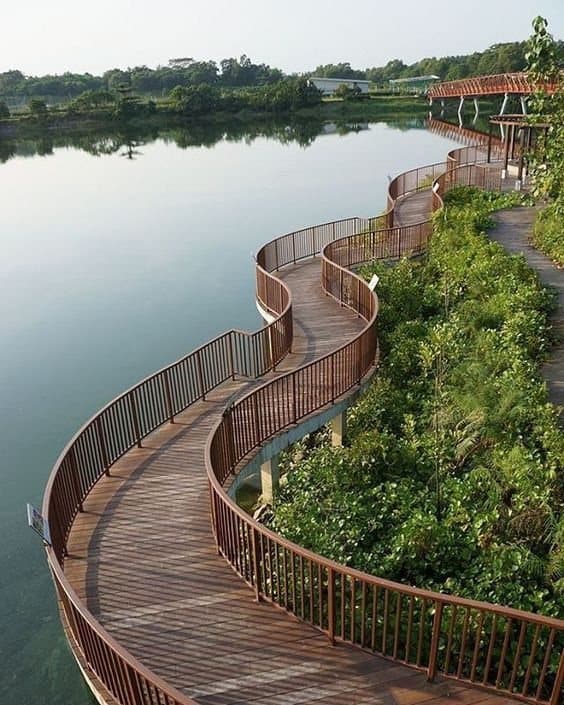 Sendero de paisajismo de Amani junto al agua